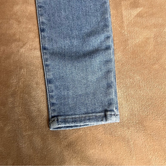 FRAME 'Ali High Rise Cigarette' Light Wash Cropped Jean - Size 26 (flaw) - Picture 5 of 13